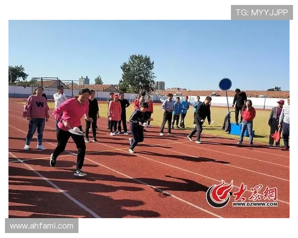 与足球明星亲密合影的女孩展现青春活力与梦想追逐的精彩瞬间