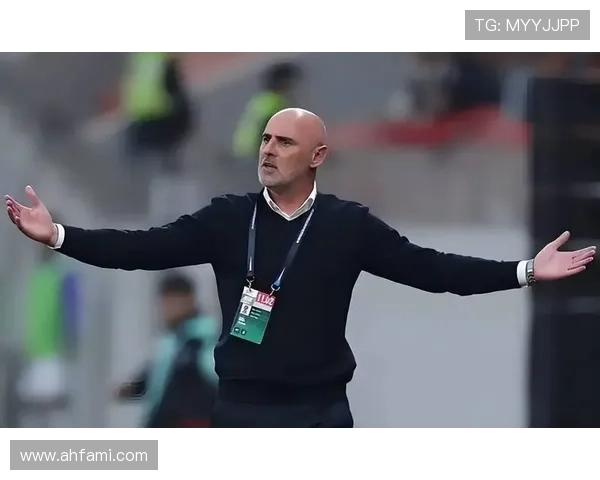 足球巨星化身搞笑歌手带来欢乐旋律引发球迷热议与欢笑