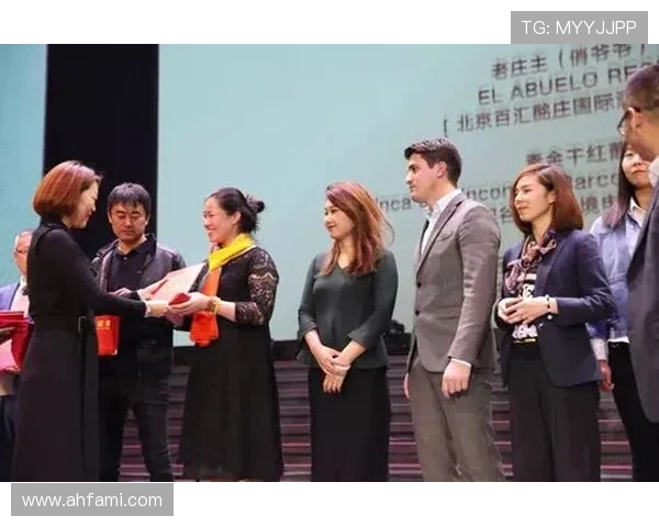 不同足球明星齐聚一堂盛况空前共同上台领奖展现荣耀与友谊